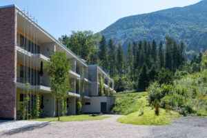 Business Apartments im Grünen in Feldkirch – Aussenansicht mit Blick auf Wiesen und Berge