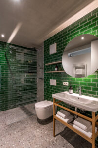 Ansicht vom Bad der Apartments in Feldkirch – Handtuch-Set inklusive.