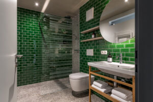 Ansicht vom Bad der Apartments in Feldkirch – Handtuch-Set inklusive.