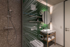Ansicht vom Bad mit Walk-In Dusche der Apartments in Feldkirch