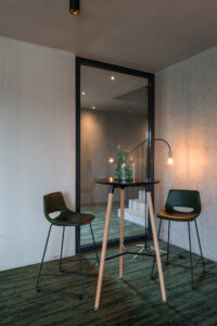 Stehtisch der Apartments-Lounge der Business Ferienwohnungen im Grünen in Feldkirch