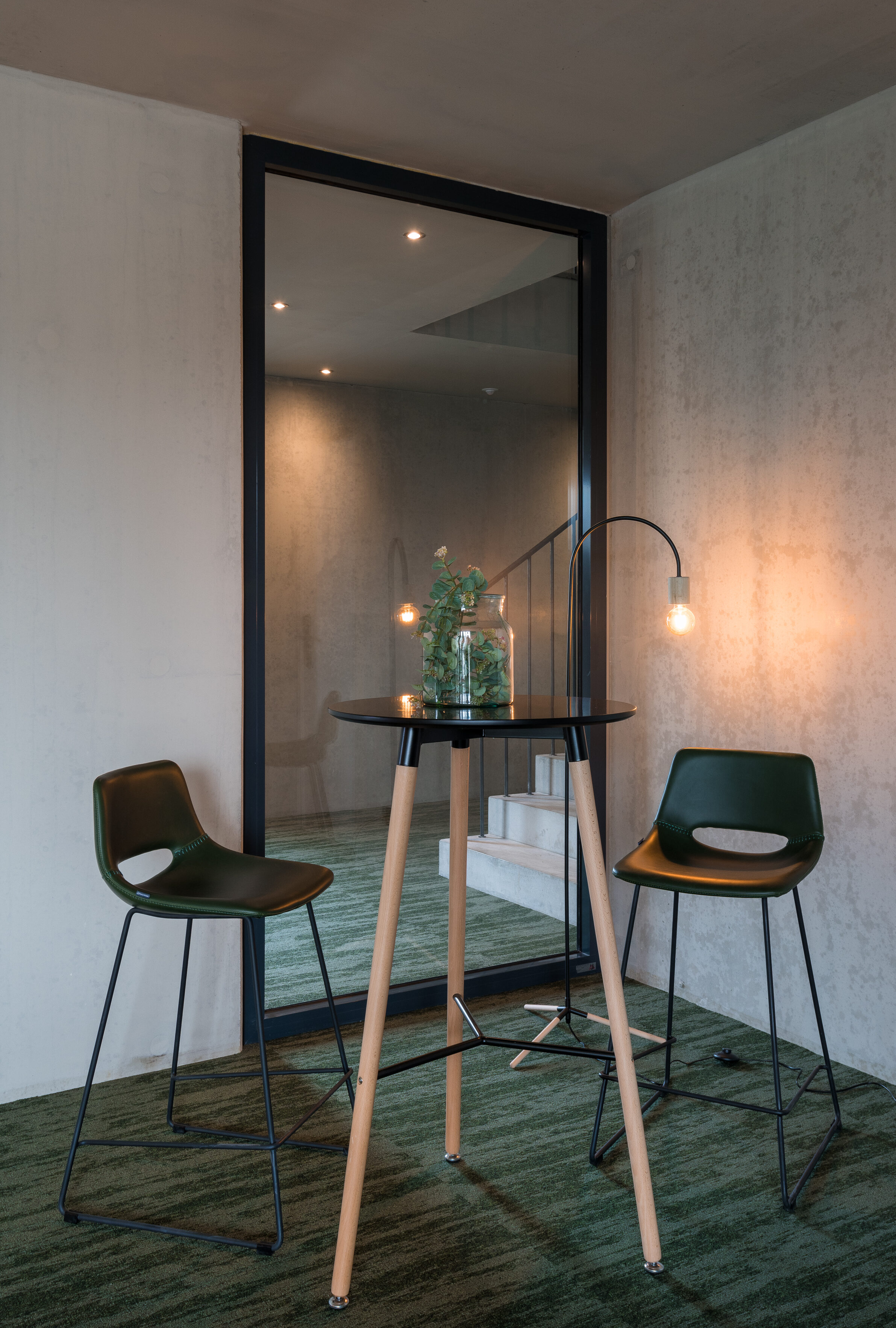Stehtisch der Apartments-Lounge der Business Ferienwohnungen im Grünen in Feldkirch