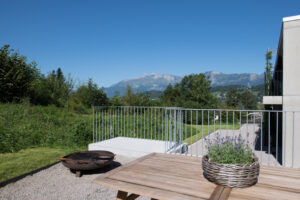 Business Apartments im Grünen in Feldkirch – Aussenansicht mit Feuerstelle und Sitzplatz.