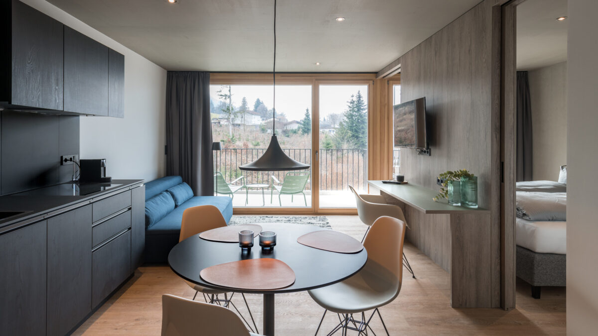 Wohnzimmer und Küche mit Blick ins Schlafzimmer der Business-Apartments in Feldkirch.