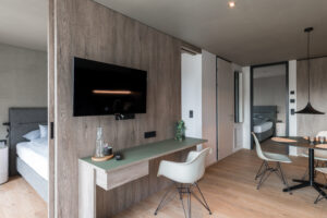 Wohnzimmer und Küche mit Blick zwei Schlafzimmer des Premium Apartments in Feldkirch.