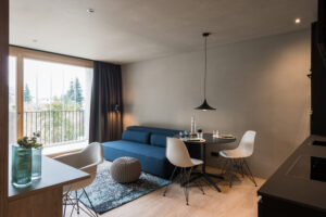 Wohnzimmer mit Esstisch der Smart Ferienwohnung in Feldkirch.