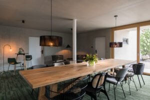 Großer Tisch der Apartments-Lounge der Business Apartments im Grünen