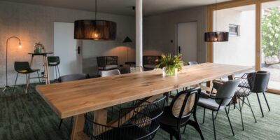 Großer Tisch der Apartments-Lounge der Business Apartments im Grünen