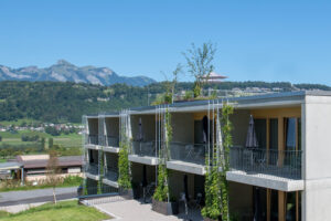 Dachterasse der Ferienwohnungen im Grünen mit Panorama und Blick auf Schweizer Berge