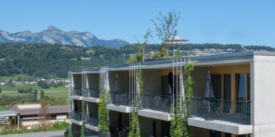 Dachterasse der Ferienwohnungen im Grünen mit Panorama und Blick auf Schweizer Berge