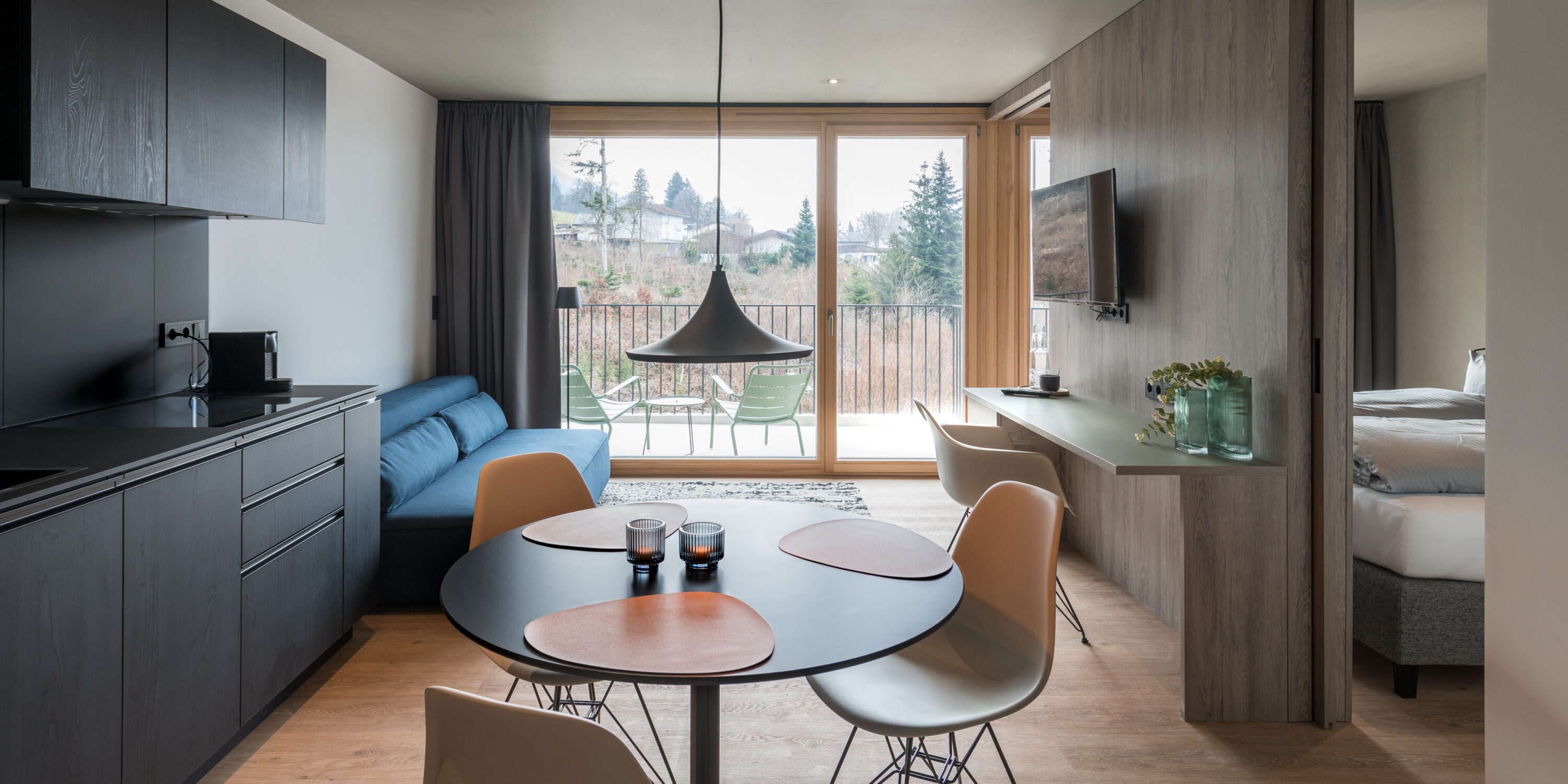 Küche und Wohnzimmer des Premium-Business-Apartments im Grünen in Feldkirch